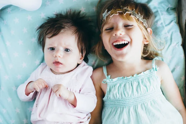 Meninas deitadas na cama — Fotografia de Stock