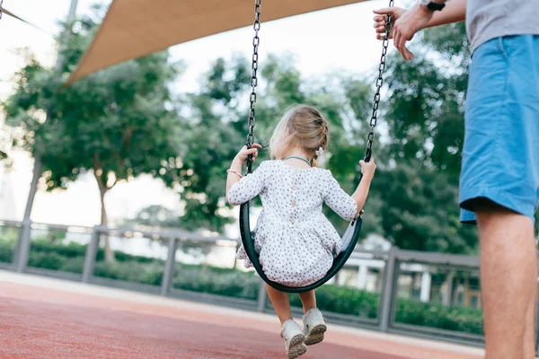 Pai balançando bebê filha — Fotografia de Stock