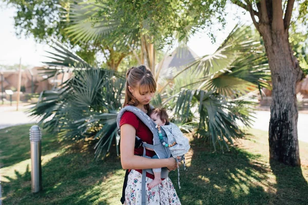 Mãe e bebê em pano de ombro — Fotografia de Stock