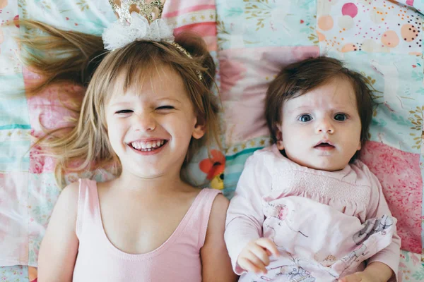 Meninas deitadas na cama — Fotografia de Stock