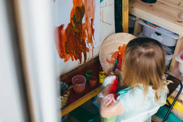 Malá holčička kreslení barvy a palety — Stock fotografie