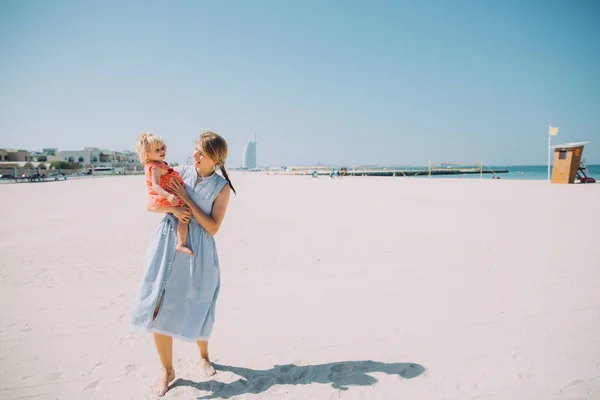 Jovem mãe e filha feliz — Fotografia de Stock