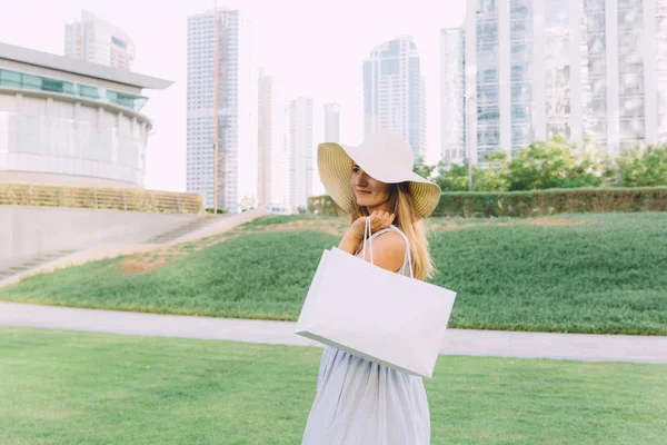 Mujer con bolsa blanca — Foto de Stock