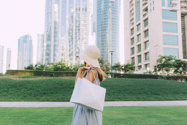 Γυναίκα με λευκά τσάντα για ψώνια — Φωτογραφία Αρχείου