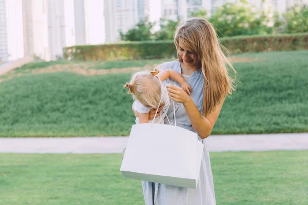 Young mother and happy daughter — Stock Photo, Image