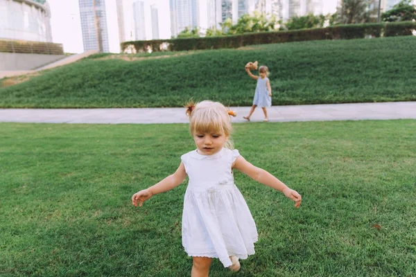 Fehér ruhás kislány. — Stock Fotó