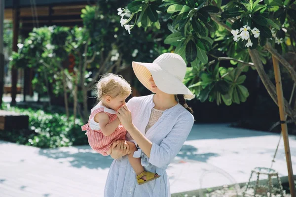 Madre joven y feliz hija — Foto de Stock