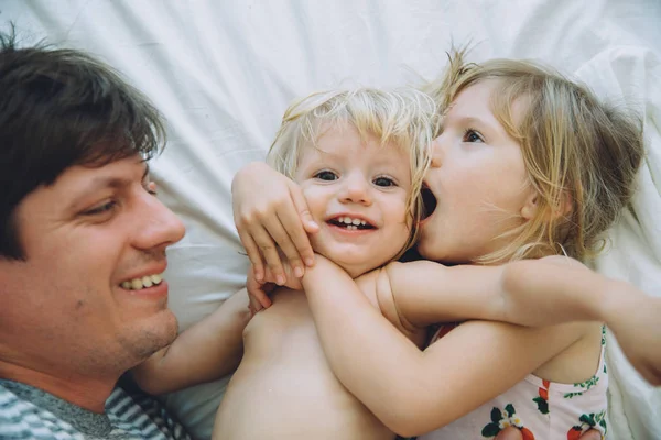 Babası iki küçük kızı ile — Stok fotoğraf