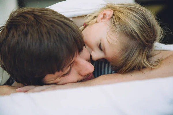 Kleines Mädchen und Vater — Stockfoto