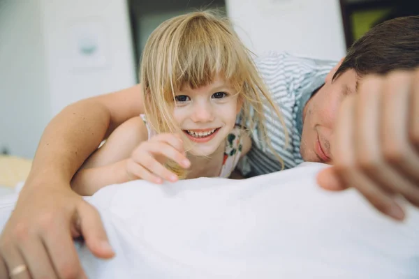 Little girl and father — Stock Photo, Image