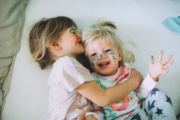 Kleine Schwestern mit geschminkten Gesichtern — Stockfoto