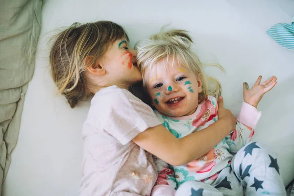 Kleine zusters met beschilderde gezichten — Stockfoto