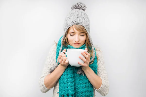 Wanita dalam topi rajutan minum teh — Stok Foto