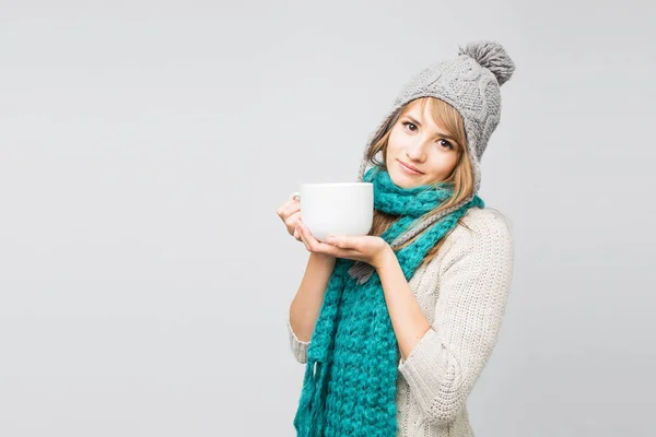 Çay içme örgü şapkalı kadın — Stok fotoğraf