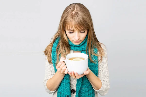 Wanita dalam syal rajutan minum teh — Stok Foto