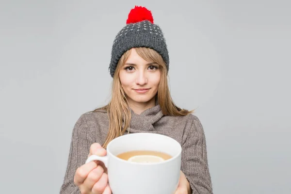 Wanita dalam topi rajutan minum teh — Stok Foto