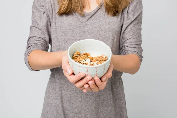 Wanita memegang mangkuk dengan almond — Stok Foto