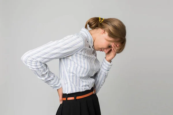 Mujer de negocios que sufre de dolor de espalda — Foto de Stock