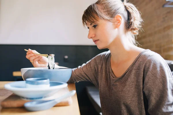 Wanita makan makanan Asia — Stok Foto