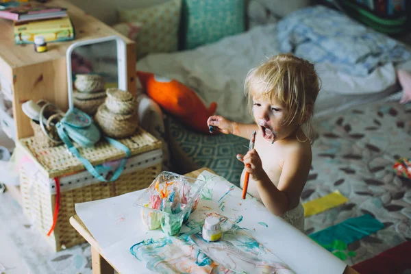 Toddler girl drawing — Stock Photo, Image