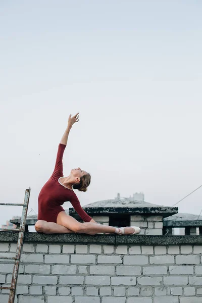 Bailarina Joven Elegante Que Actúa Azotea Del Edificio Ciudad Escalera — Foto de Stock