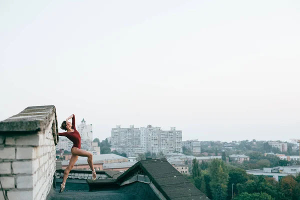 Молодая Изящная Балерина Выступающая Крыше Городского Здания — стоковое фото