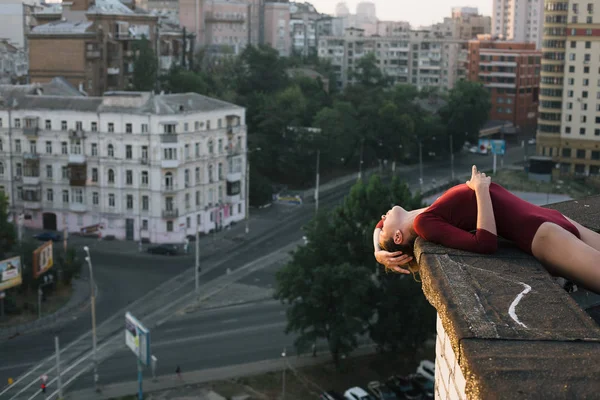 Bailarina Jovem Graciosa Deitada Borda Telhado Edifício Cidade — Fotografia de Stock