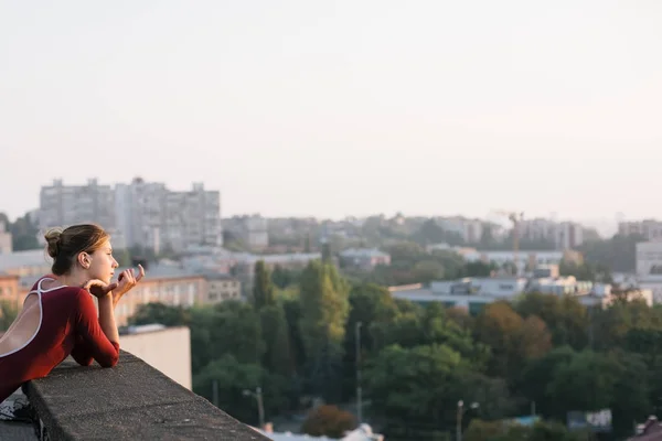 Jeune Gracieuse Ballerine Contemplant Coucher Soleil Paysage Urbain Depuis Toit — Photo