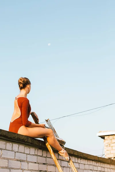 Молодая Изящная Балерина Сидящая Крыше Городского Здания Старой Лестницей — стоковое фото