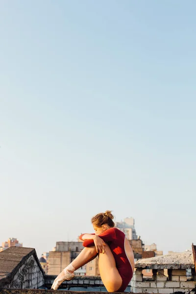 Joven Elegante Bailarina Sentada Techo Del Edificio Ciudad Atardecer — Foto de Stock