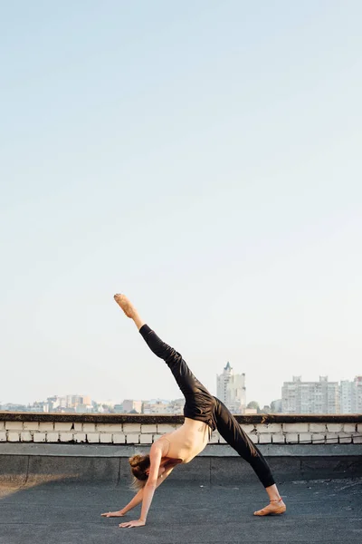 Young Graceful Ballerina Performing Roof City Building — 스톡 사진