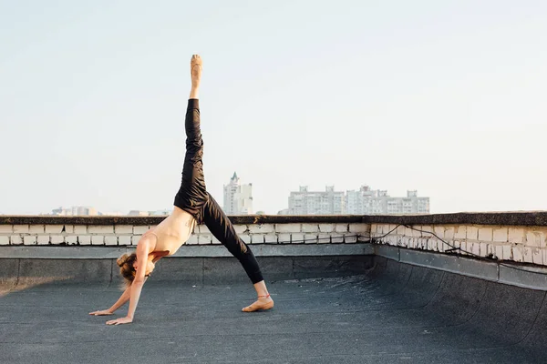 Jeune Gracieuse Danseuse Produisant Sur Toit Immeuble Ville — Photo