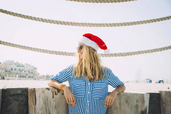 Belle Jeune Femme Blonde Posant Dans Chapeau Père Noël Sur — Photo