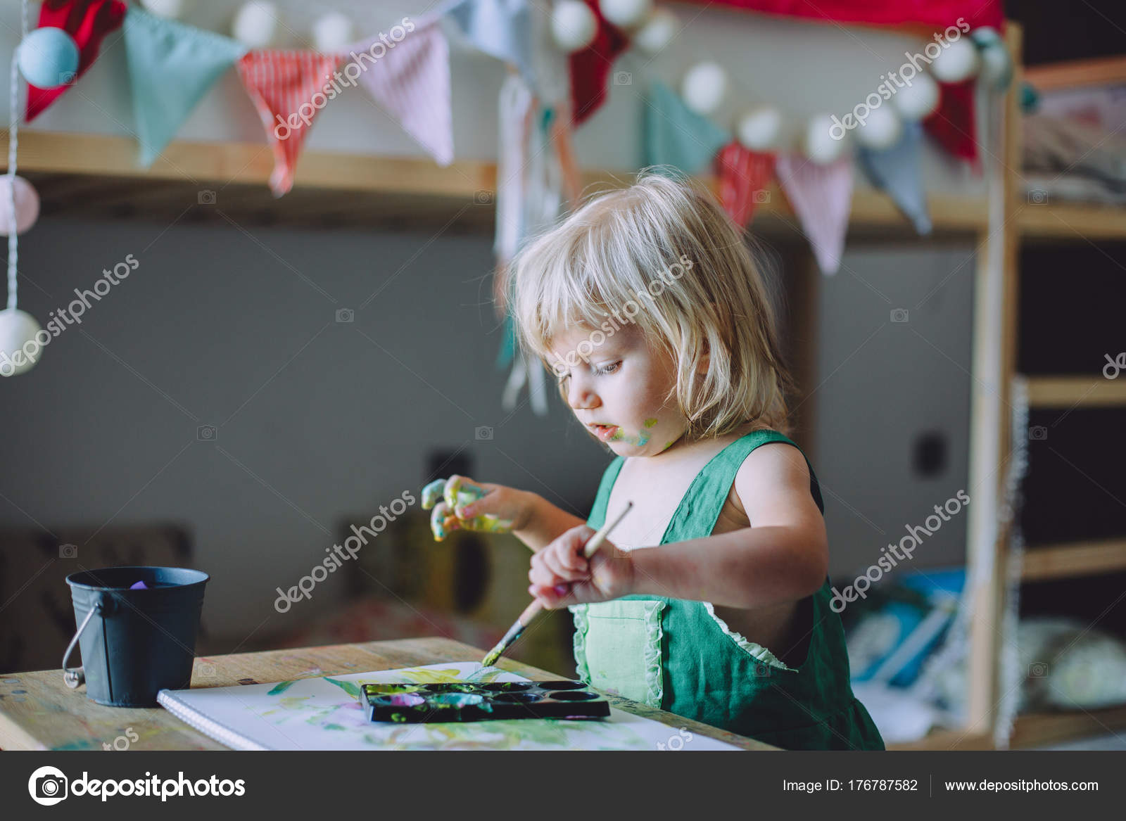 Portrait Bebe Fille Adorable Dessin Avec Des Peintures Maison Image Libre De Droit Par Iatanni C