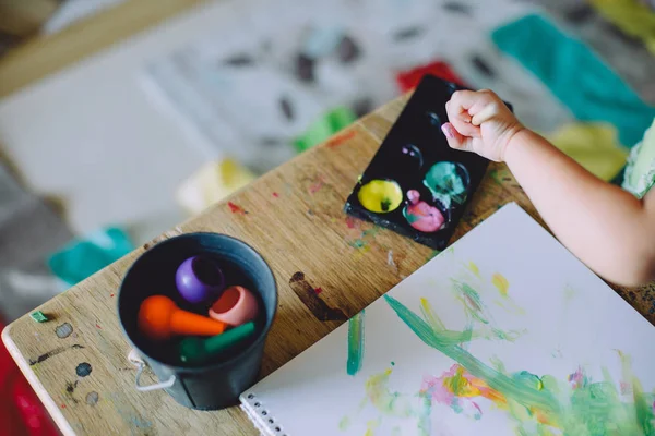 Mão Bebê Menina Desenho Com Tintas Casa — Fotografia de Stock