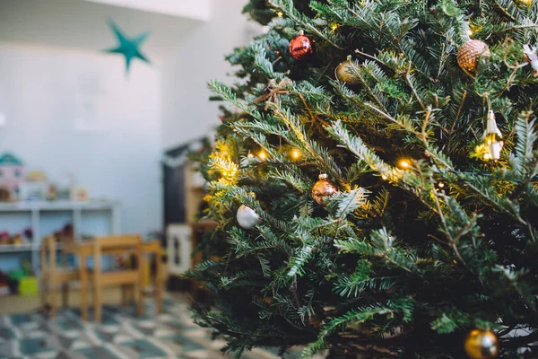 Árvore Natal Decorada Com Belas Bugigangas Casa — Fotografia de Stock