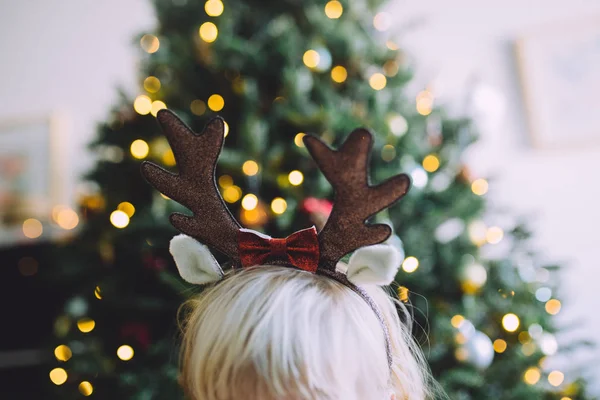 Menina no engraçado Natal chifres — Fotografia de Stock