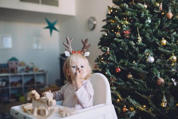 Чарівна Маленька Дівчинка Смішних Різдвяних Рукавичках Грає Дерев Яними Іграшками Стокова Картинка