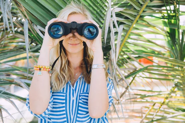 Beautiful Natural Blonde Woman Looking Binoculars Palm Leaves — Stock Photo, Image