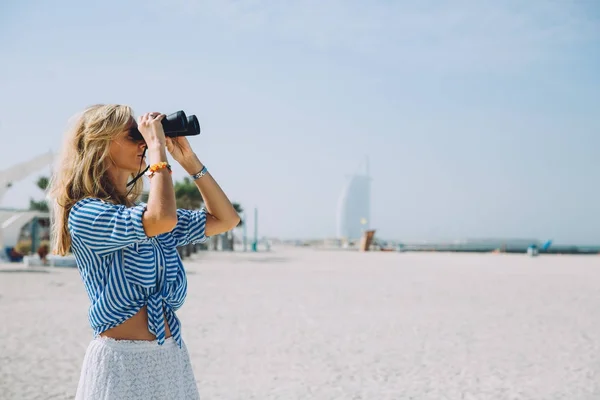 Dürbün Ile Seyir Beach Güzel Doğal Sarışın Kadın — Stok fotoğraf