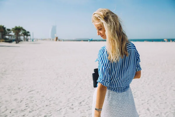 Beautiful Natural Blonde Woman Walking Beach Sunny Day — Stock Photo, Image