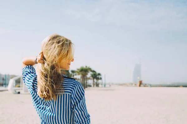 Красивая Натуральная Блондинка Позирует Пляже Солнечный День — стоковое фото