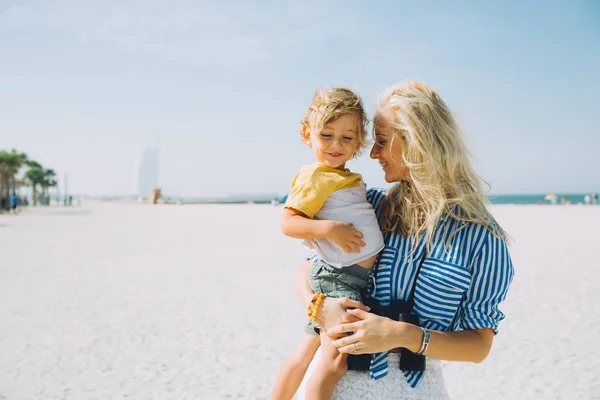 Νεαρή Μητέρα Και Ευτυχισμένη Λίγο Γιος Στην Αμμώδη Παραλία Στο — Φωτογραφία Αρχείου