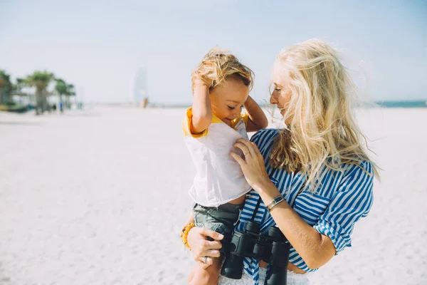 Young Mother Happy Little Son Sandy Beach Dubai Uae — Stock Photo, Image
