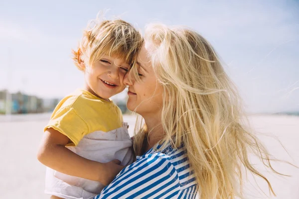 Madre Joven Hijo Pequeño Feliz Playa Arena Dubai Emiratos Árabes — Foto de Stock