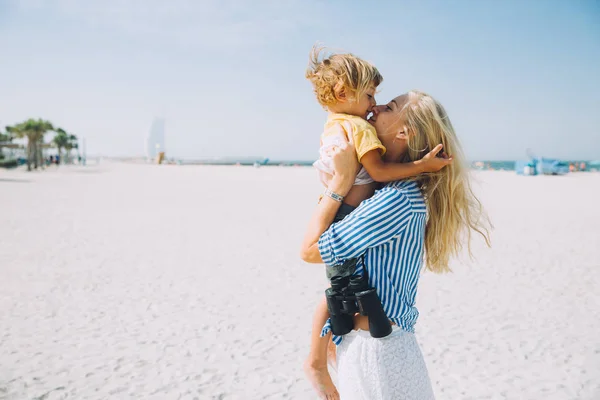 Jovem Mãe Filho Pequeno Feliz Praia Areia Dubai Emirados Árabes — Fotografia de Stock