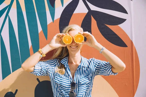 Wanita Muda Yang Bahagia Berpose Dengan Oranye Terhadap Lukisan Berwarna — Stok Foto