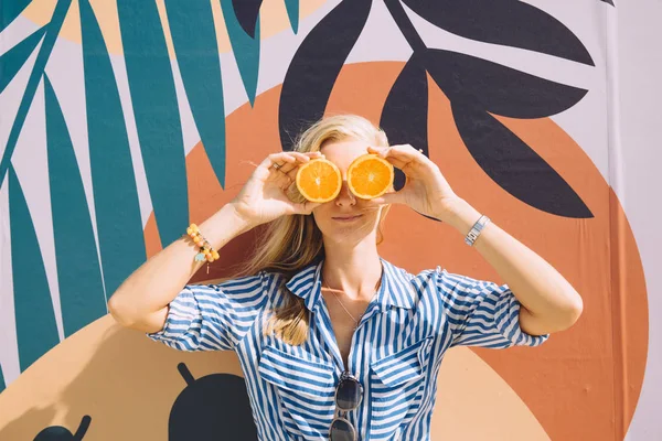 Wanita Muda Yang Bahagia Berpose Dengan Oranye Terhadap Lukisan Berwarna — Stok Foto