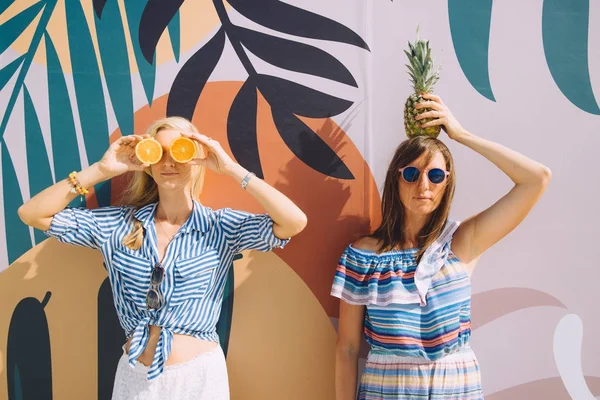 Dos Jóvenes Mujeres Felices Posando Con Frutas Tropicales — Foto de Stock