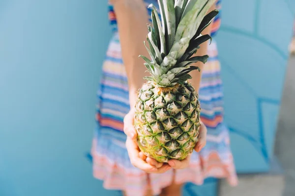 Cropped Photo Woman Posing Pineapple Blue Painting — Stock Photo, Image